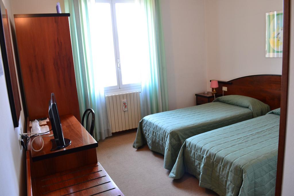 Albergo Elena ปิอาโนโร ภายนอก รูปภาพ